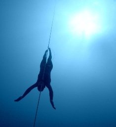 man freediving fins